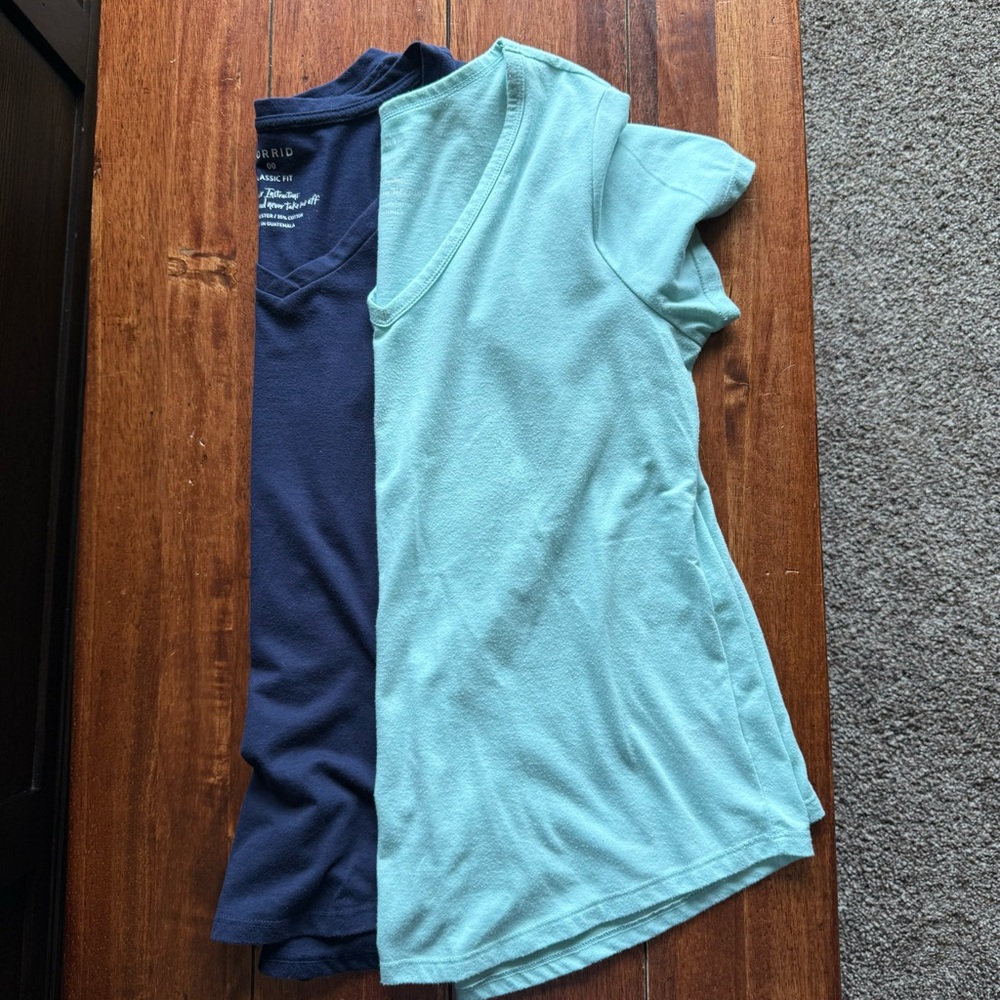 Women’s Torrid Classic Fit V-Neck Tees Size 00